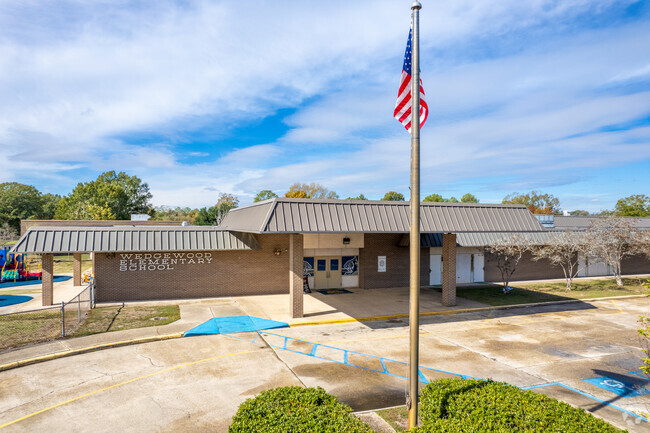 Wedgewood Elementary School has a student-teacher ratio of 18 to 1.
