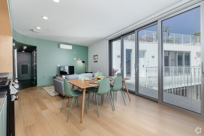 4BD, 3BA - 1,070SF - Living Room