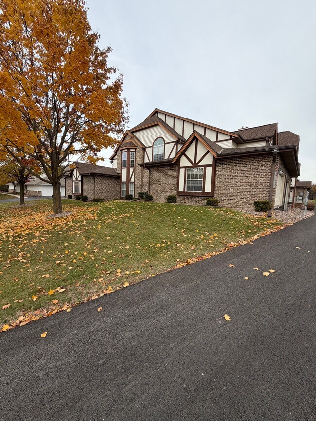 1317-1332 Hillwood Blvd, Pewaukee, WI 53072