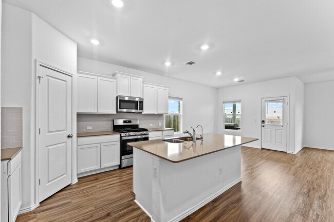 129 Escondido Cir, San Marcos, TX 78666 - photo 4