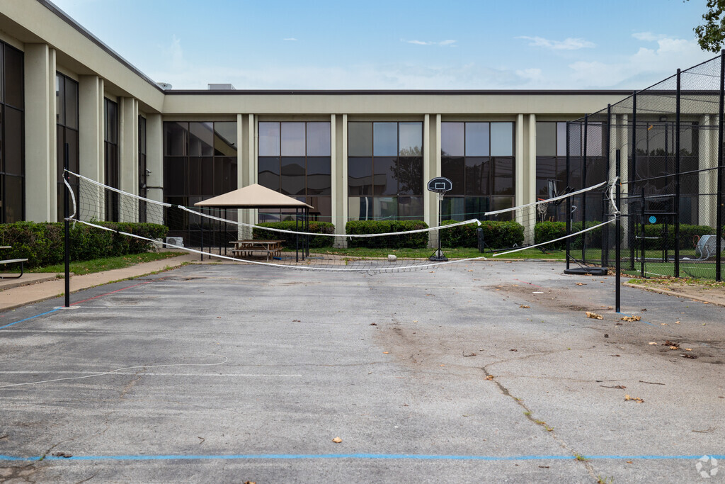 Dove Science Academy offers low student to teacher ratio.