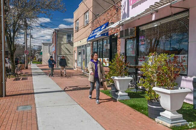 Grab lunch at Manorhaven's Fast Deli and Grocery, or stop in The One Bakery for a sweet treat.