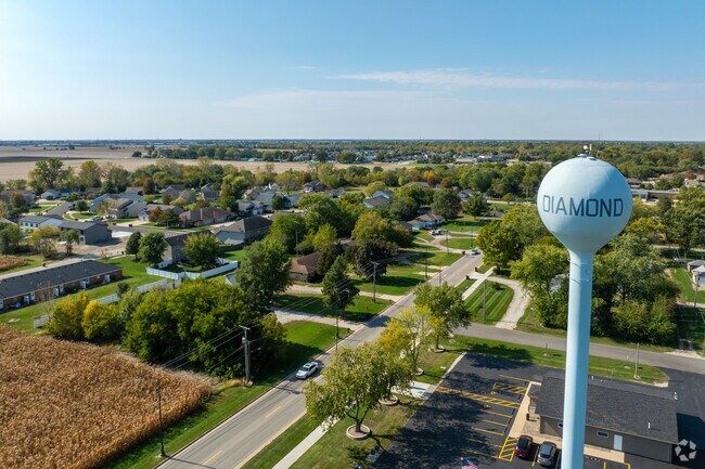 Diamond is located near two similar sized towns with downtown areas.