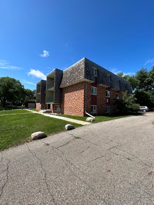 907 Thomas Ave, Jamestown, ND 58401 - photo 1