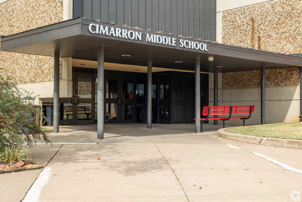 Cimarrion Middle school front entrance.