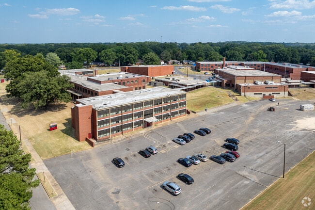 There is ample parking at Oakhaven Middle in Memphis.