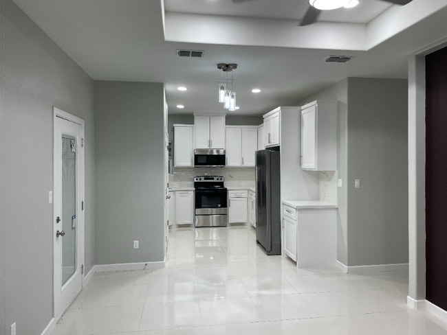 2511 N Vineyard Ave unit 2, Edinburg, TX 78541 - photo 2