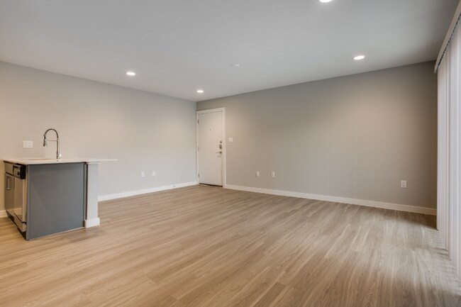 3328 Cedarplaza Ln unit 138, Dallas, TX 75235 - photo 6