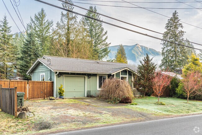Ramblers in Riverbend have small driveways and one-car garages with some form of fencing.