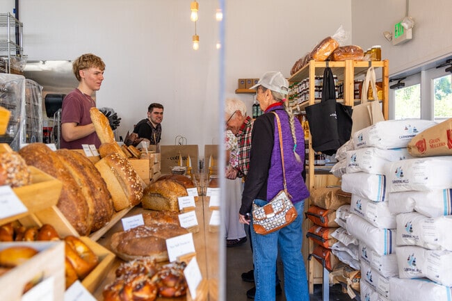 Perrinville - Seaview hosts a variety of dining options including The Cottage Bakery.