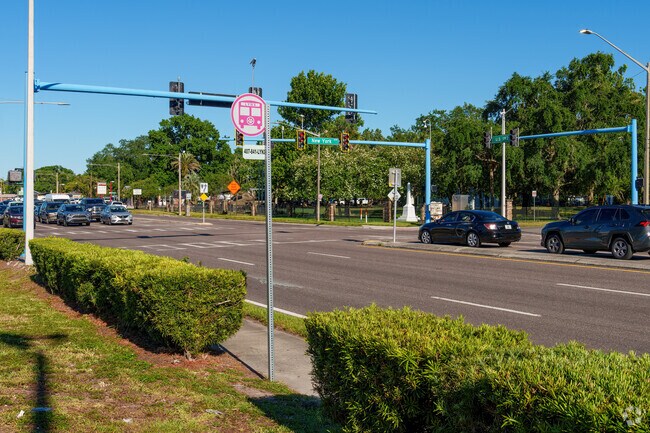The Lynx bus system offers convenient public transportation to Neo City.