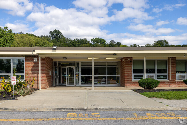 Overlook Primary School has a student-teacher ratio of 13 to 1.