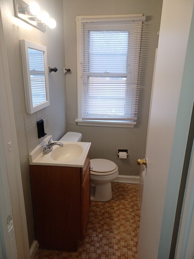 2605 W Victory Ln unit 2, Milwaukee, WI 53209 - photo 3