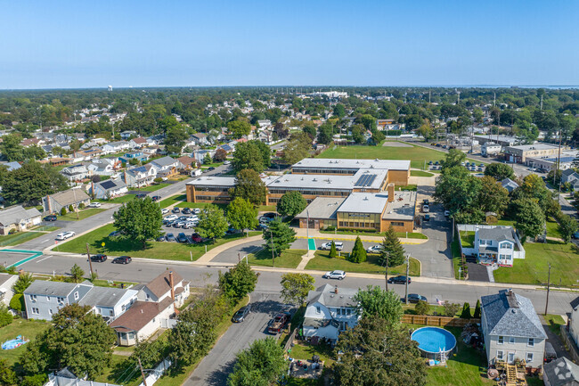 Albany Avenue Elementary School  has a student to teacher ratio of 11 to 1.