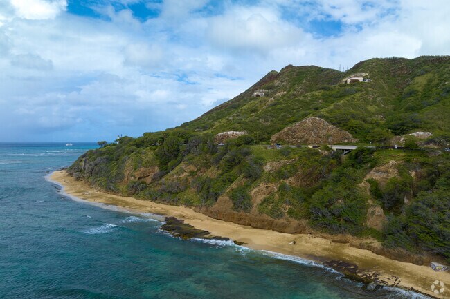 Views of the Diamond Head lookout and decommissioned fort.