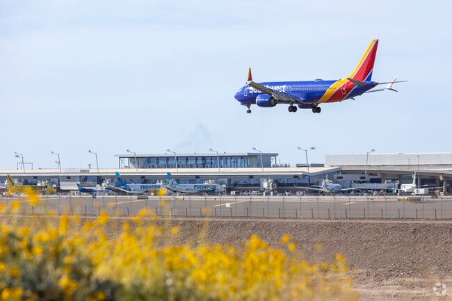 Central Ridge is about 15 miles from Phoenix Sky Harbor International Airport.