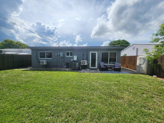 5140 NE 3rd Ave unit Front, Fort Lauderdale, FL 33334 - photo 2