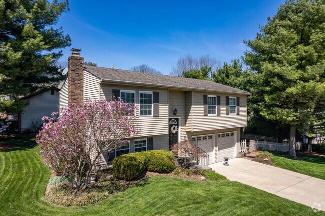 Split level homes are common in the Woodside Green neighborhood.
