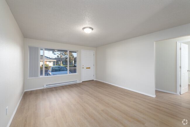 2BR, 1BA - 825SF