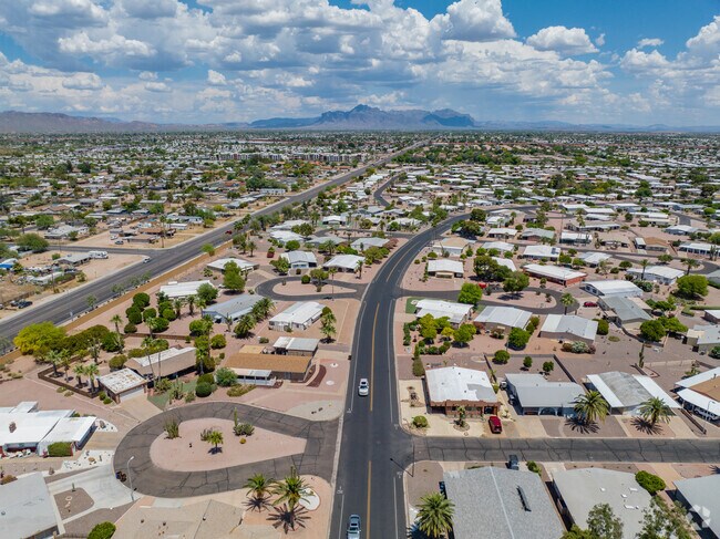 Many streets in Fountain of the Sun feature ribbon-shaped loop cul-de-sacs.