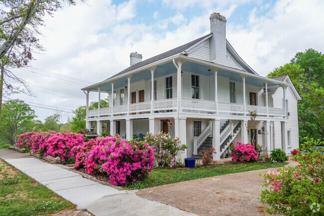 Columbus features Creole Cottage-style homes, adding to the city’s diverse and historic architectural landscape.