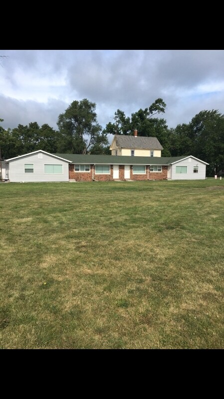 210 W Hack St unit 4, Cullom, IL 60929 - photo 2