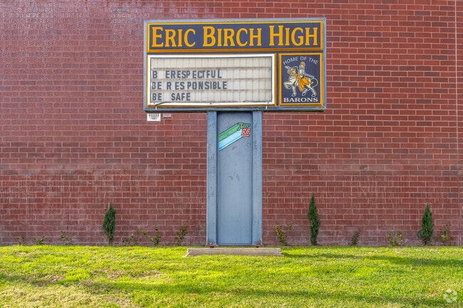 The signage of Eric Birch High School offers essential information and a warm welcome.