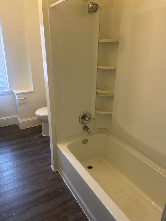 Bathroom with Tub/Shower Combo