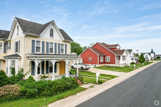 Architecture styles in Greenbackville—from Victorian to coastal new builds—enhance Captains Cove allure.