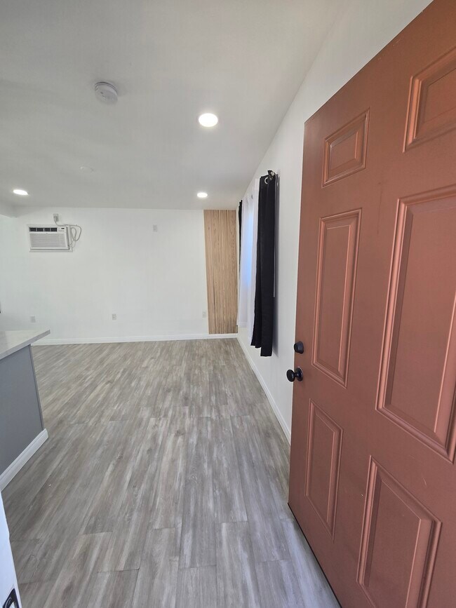 1943 Claudina Ave unit Back house, Los Angeles, CA 90016 - photo 4