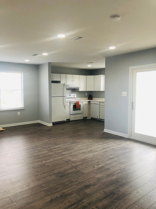 Eating area & kitchen