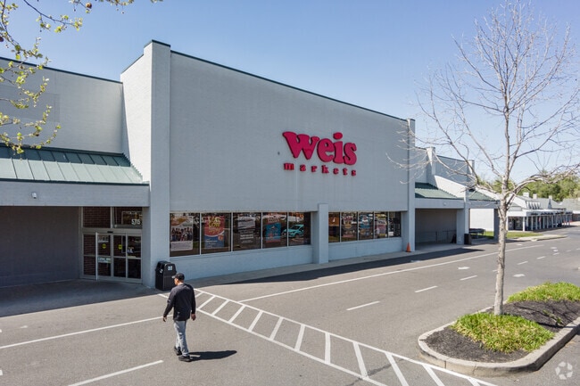 Weis is one of three grocery stores in Upper Marlboro.