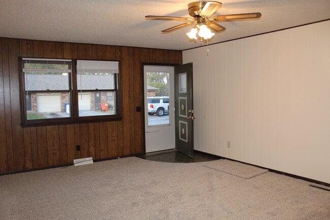 2252 W Twin Acres Ct, Ozark, MO 65721 - photo 2