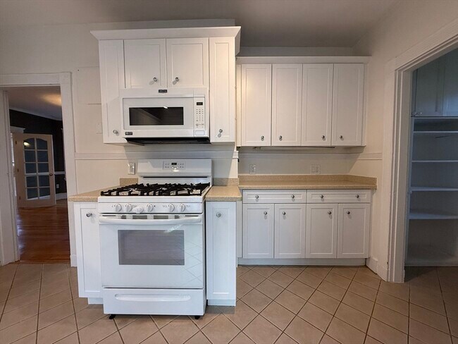 10 Grovenor Rd unit 2, Jamaica Plain, MA 02130 - photo 2