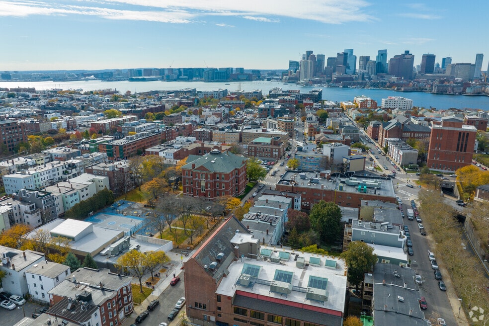Central Maverick Square-Paris Street