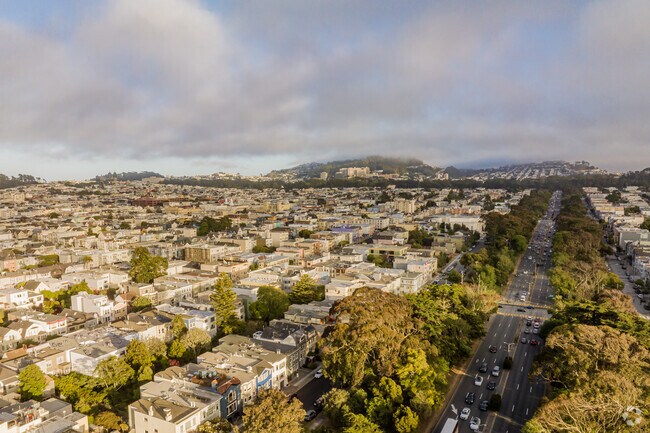 The Inner Richmond sits in the very middle of the San Francisco Peninsula making commuting easy.