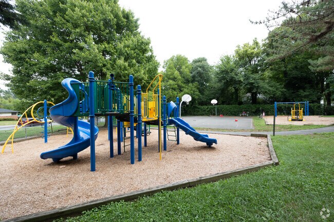 Glen Mar Neighborhood Park has a playground for kids to run around at near Sumner.
