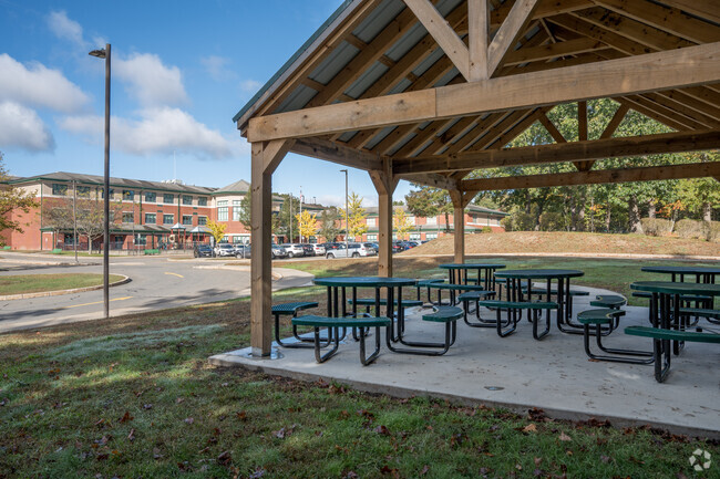 Memorial Elementary School has a picnic area.