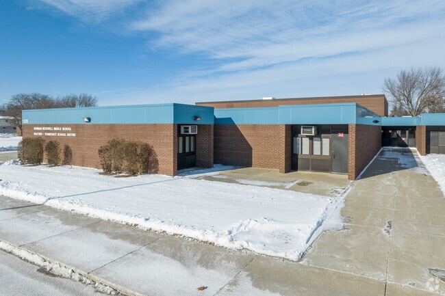 Pinewood Elementary School facade.