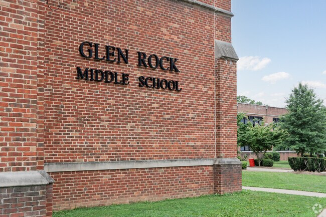 Glen Rock Middle School gets an overall rating of A from Niche.