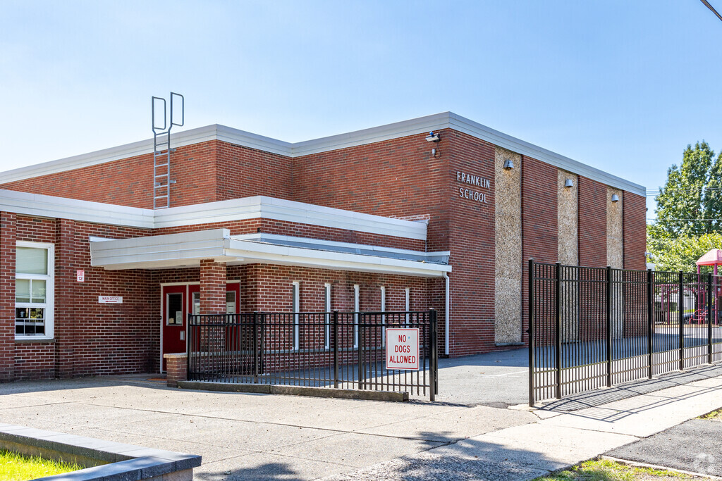 The student-teacher ratio at Franklin Elementary is 12:1, matching the district average.