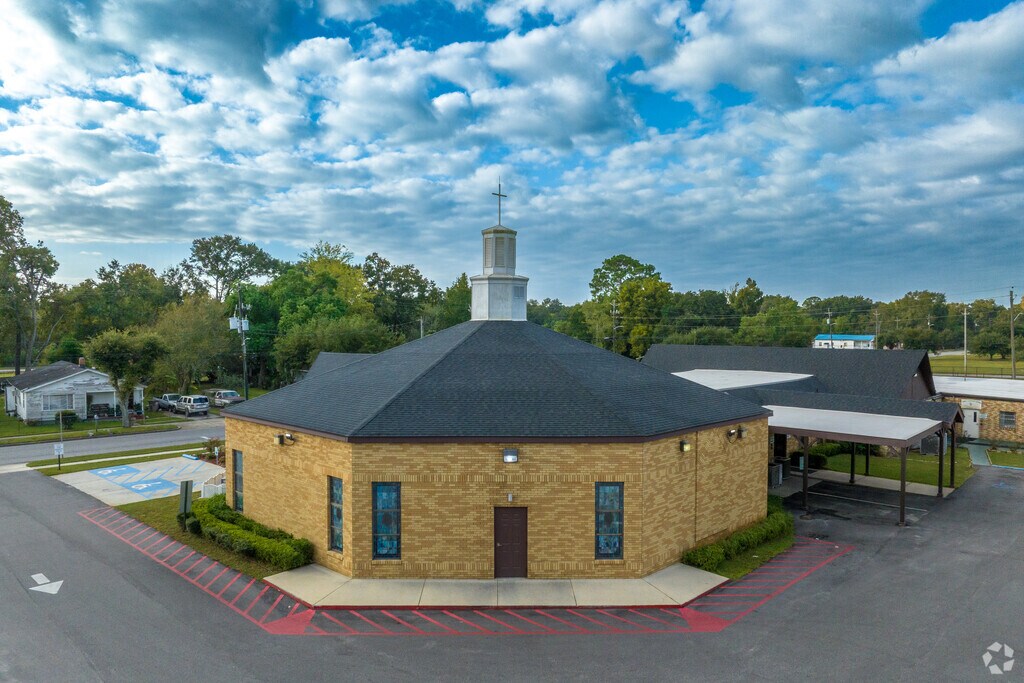 Enjoy a great learning experience at Trinity Lutheran Elementary School.