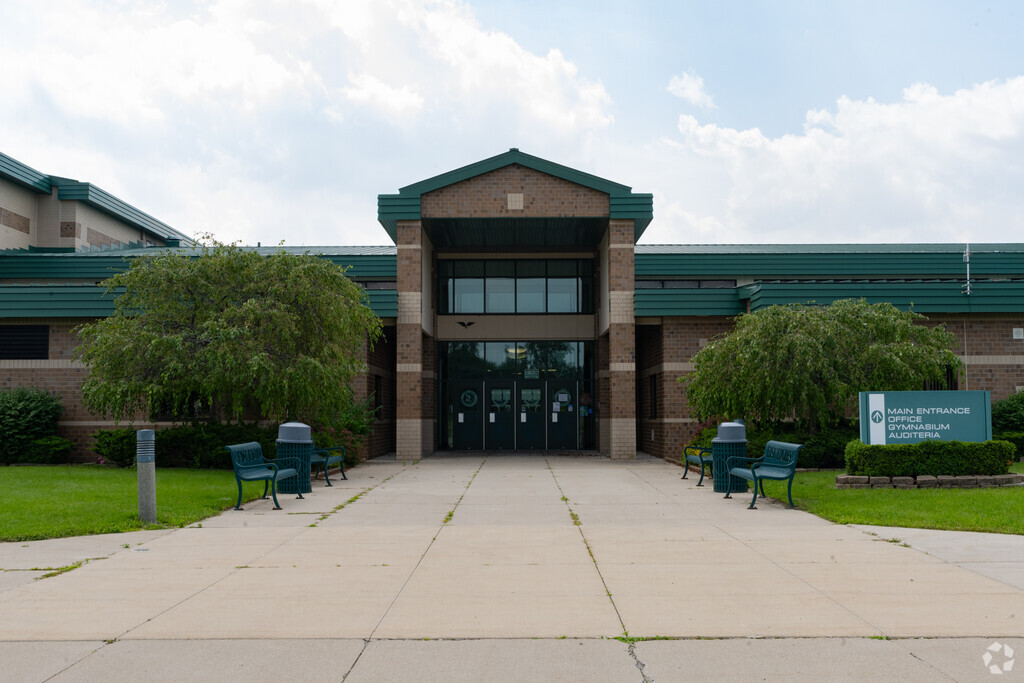 L'anse Creuse Middle School - East serves students from grades 6-8.