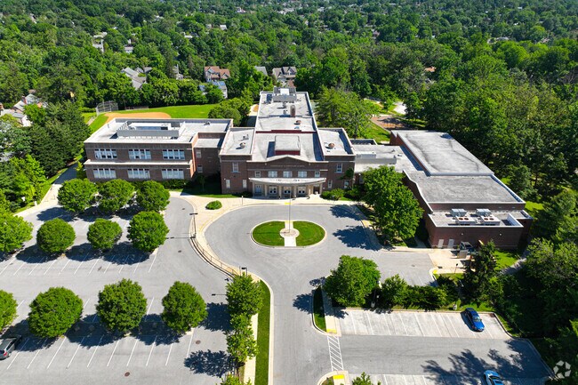 Stoneleigh Elementary School
offers a great driveway for buses and parents.