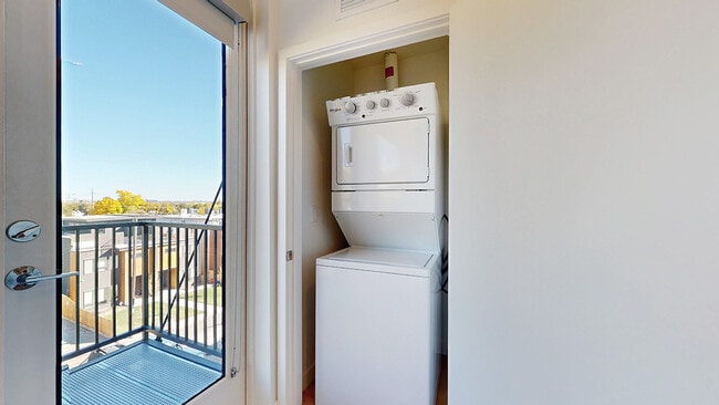 Studio/1BA, 305sf Washer/Dryer