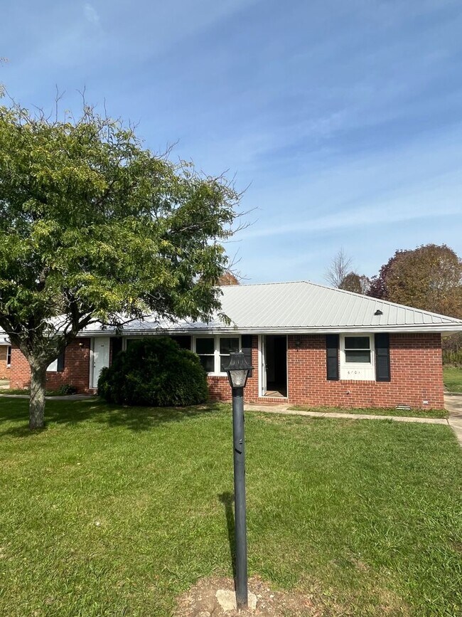 Welcome to the Fieldcrest Apartments!, Upland, IN 46989 - photo 5