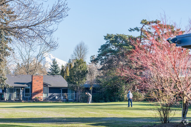 Enjoy golf with a view in the Sandee Palisades neighborhood.