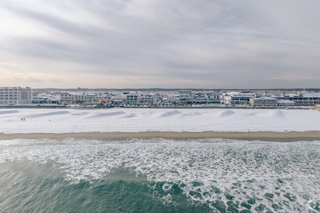 Many resots and boardwalk activities line the streest along the shore of Hampton Beach.