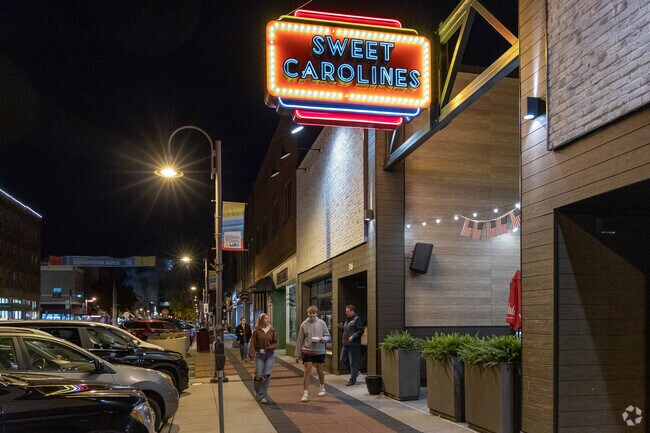 From lunch to late night, Sweet Caroline’s serves up smiles for Grand-Summit neighbors.
