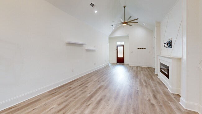 325 Chinchilla Dr, Arabi, LA 70032 - photo 2